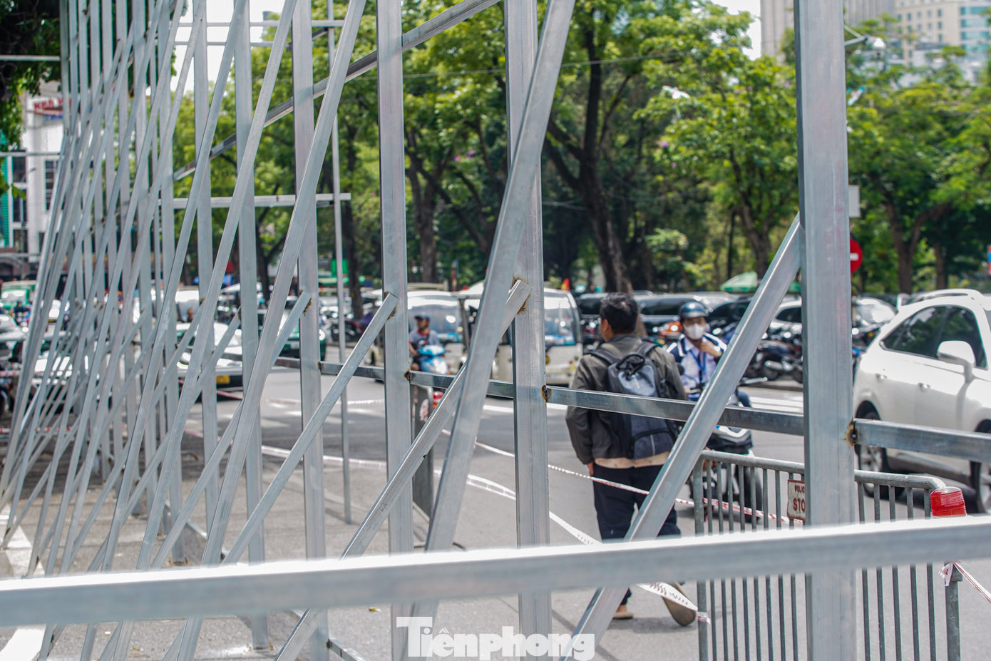 Theo đó, việc cải tạo, chỉnh trang quảng trường Đông Kinh Nghĩa Thục trong đó có việc hạ giải tòa nhà số 1-3-5 Đinh Tiên Hoàng được triển khai trước. Trong thời gian qua, quận Hoàn Kiếm đã phối hợp các Sở, ngành Thành phố nghiên cứu lập phương án và báo cáo Thành phố phê duyệt chủ trương đầu tư theo 2 phân kì.