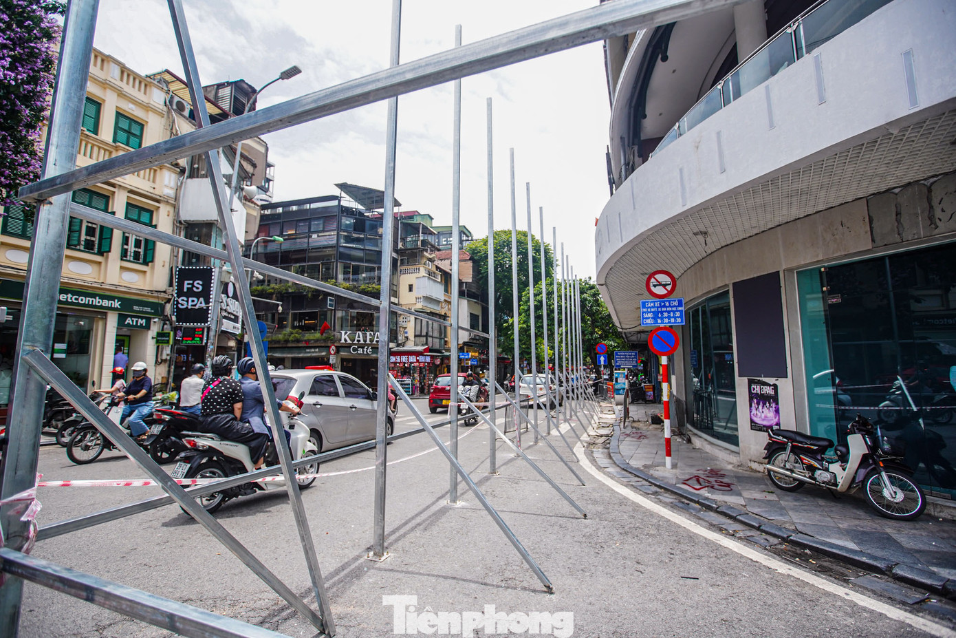 Cùng với đó là tổ chức lại giao thông trên đường Đinh Tiên Hoàng. Hạn chế phương tiện giao thông cơ giới, phát huy không gian sau hạ giải công trình số 1-3-5 Đinh Tiên Hoàng và kết nối tuyến phố Đinh Tiên Hoàng để triển khai thành không gian công cộng gắn với dịch vụ bổ trợ cho du lịch của Thủ đô. Các nội dung trên được triển khai trong tháng 5/2025 và kết thúc trong tháng 8/2025.