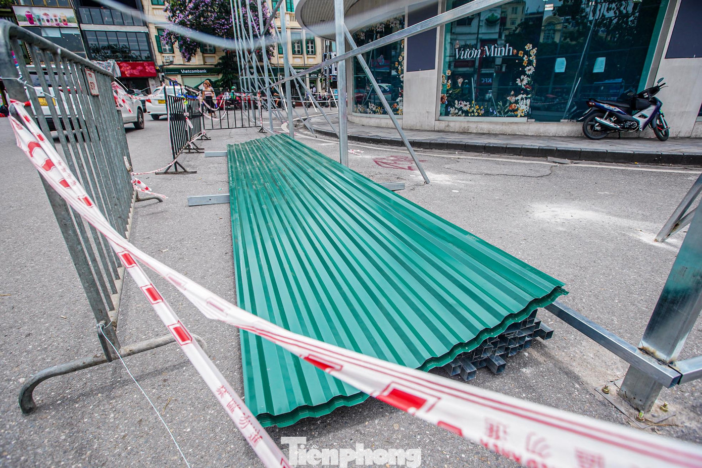 Tôn được tập kết tại khu vực thi công.
