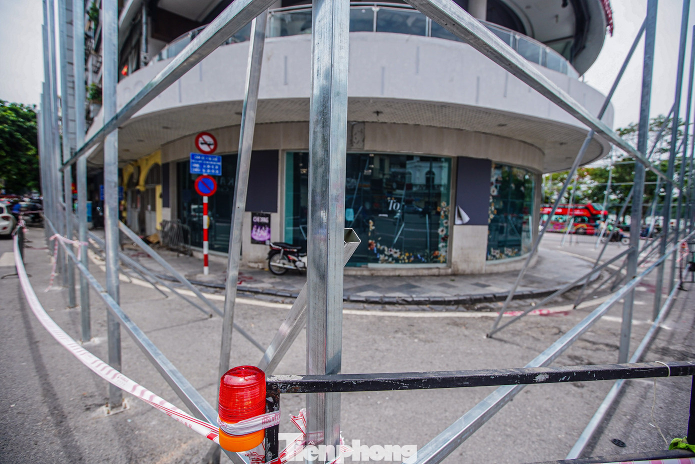 Theo ghi nhận của PV, phía ngoài công trình Hàm cá mập hiện đã được "bao bọc" bởi khung sắt. Việc thi công của các công nhân diễn ra khẩn trương, đảm bảo an toàn kỹ thuật.