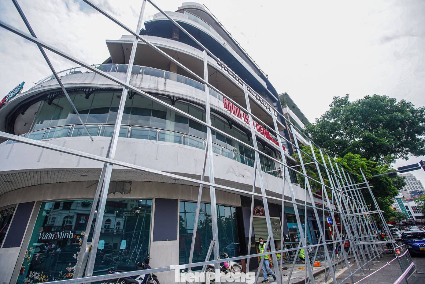 Công trình nằm trên diện tích khoảng 310m2, cao 6 tầng. Các tầng từ 2 đến 5 được sử dụng làm nhà hàng, quán cà phê, tầng 6 có tầm nhìn toàn cảnh Hồ Gươm.