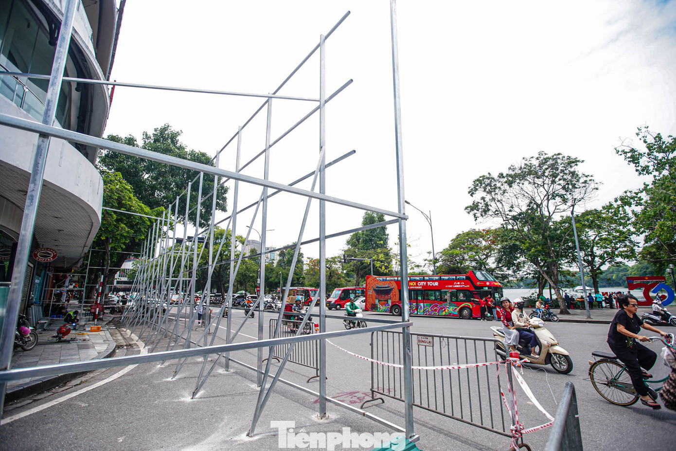 Phân kì 1, gồm 5 nội dung: Hạ giải tòa nhà Trung tâm thương mại số 1-3-5 Đinh Tiên Hoàng; Di chuyển trạm biến áp hiện có bên trong tầng 1 công trình số 1-3-5 Đinh Tiên Hoàng của Điện lực Hoàn Kiếm tại mặt phố Cầu Gỗ; Chỉnh trang tòa nhà Hapro (số 7-9 Đinh Tiên Hoàng); Chỉnh trang mái che, mái vẩy, biển hiệu, mặt đứng các công trình xung quanh quảng trường đoạn phố Đinh Tiên Hoàng, đoạn phố Cầu Gỗ, đầu phố Hàng Đào; Chỉnh trang nhà hàng Thủy Tạ.