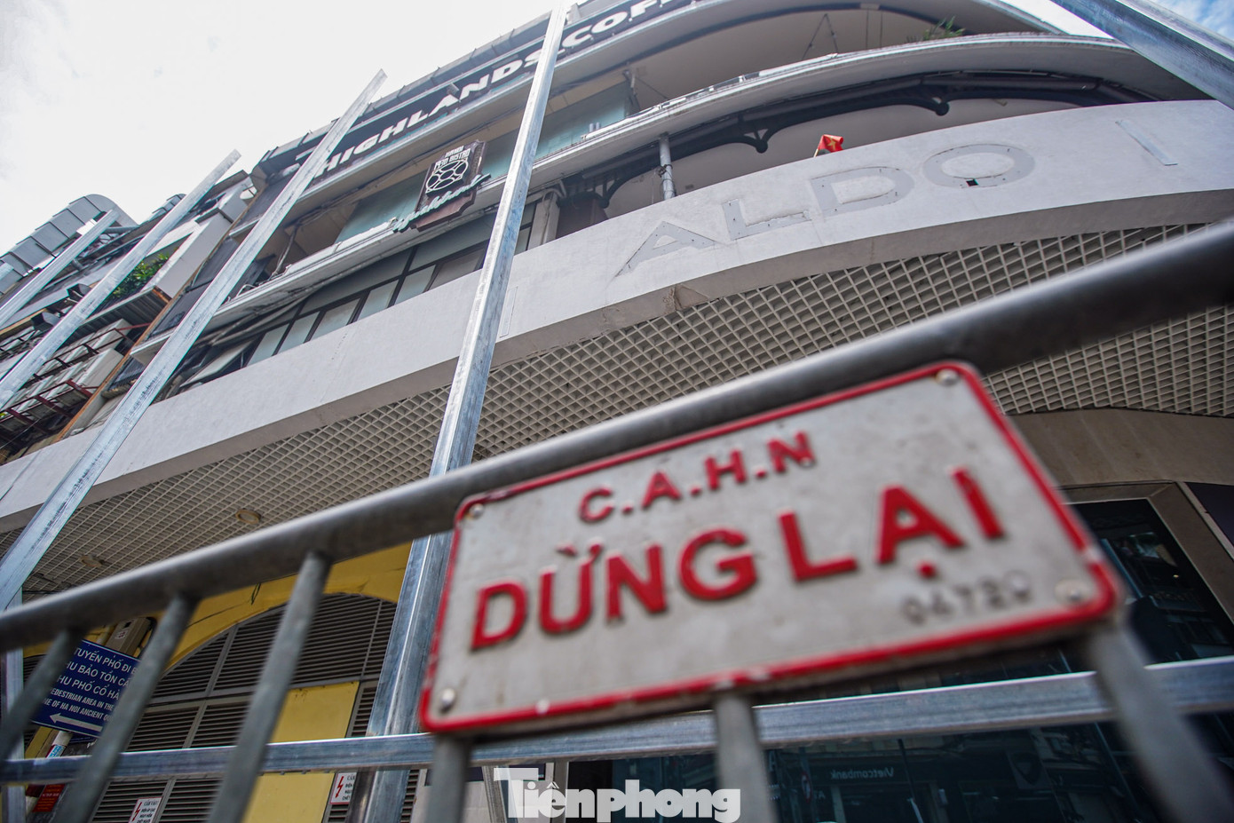 Được biết, hàng rào sẽ được hoàn thành trong 2 ngày.