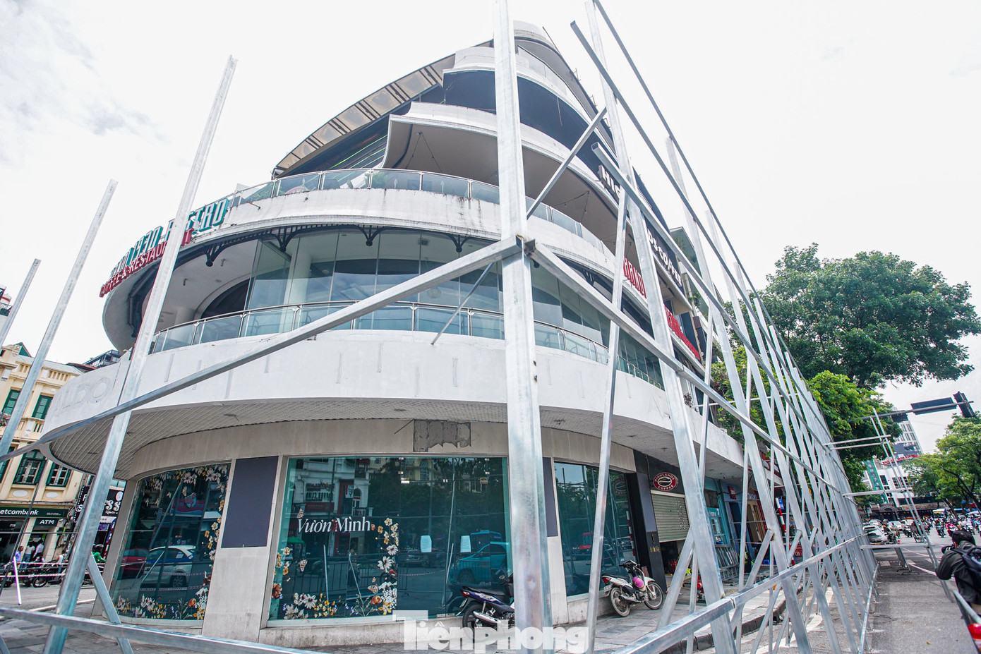 Hiện nay, UBND quận Hoàn Kiếm đang phối hợp Tổng Công ty Vận tải Hà Nội và các đơn vị liên quan triển khai thực hiện. Quận bắt đầu triển khai các biện pháp an toàn, tháo dỡ di chuyển các trang thiết bị và hạ giải công trình. Công việc trên sẽ hoàn thành trong tháng 6/2025.