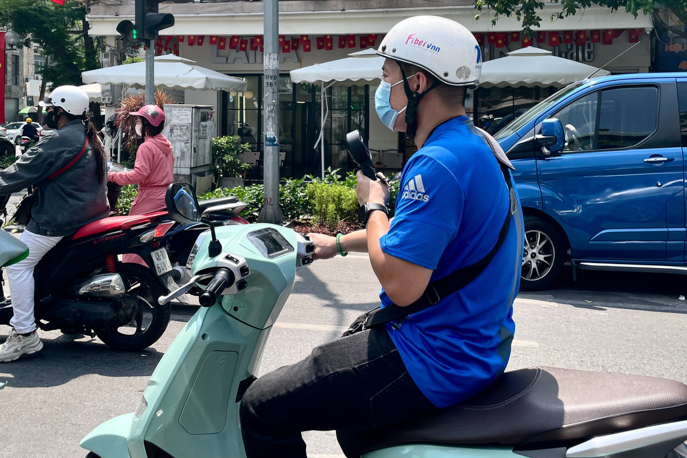 Người đàn ông vừa đi đường vừa dùng quạt tay để đối phó với cái nóng lên đến 36 độ C. Người đàn ông vừa đi đường vừa dùng quạt tay để đối phó với cái nóng lên đến 36 độ C.