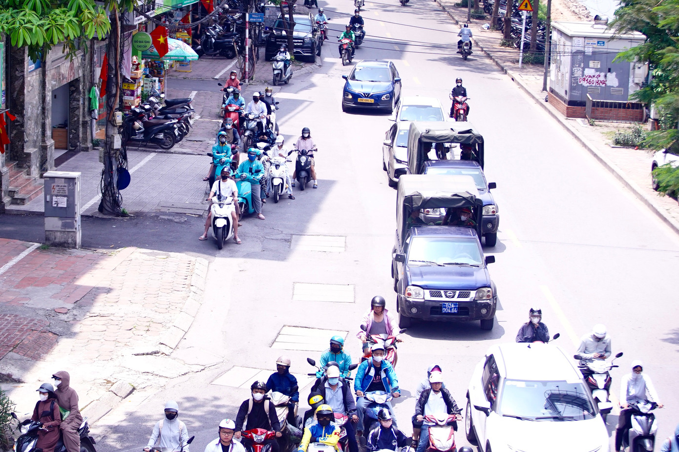 Chờ đèn đỏ, thay vì đỗ ở gần vạch kẻ, nhiều phương tiện đỗ xe phần có bóng râm. Chờ đèn đỏ, thay vì đỗ ở gần vạch kẻ, nhiều phương tiện đỗ xe phần có bóng râm.