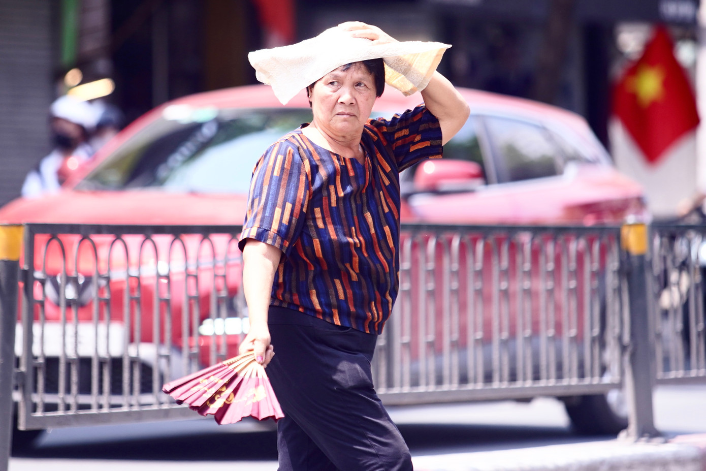 Người dân sử dụng mọi vật dụng có thể để che nắng. Người dân sử dụng mọi vật dụng có thể để che nắng.