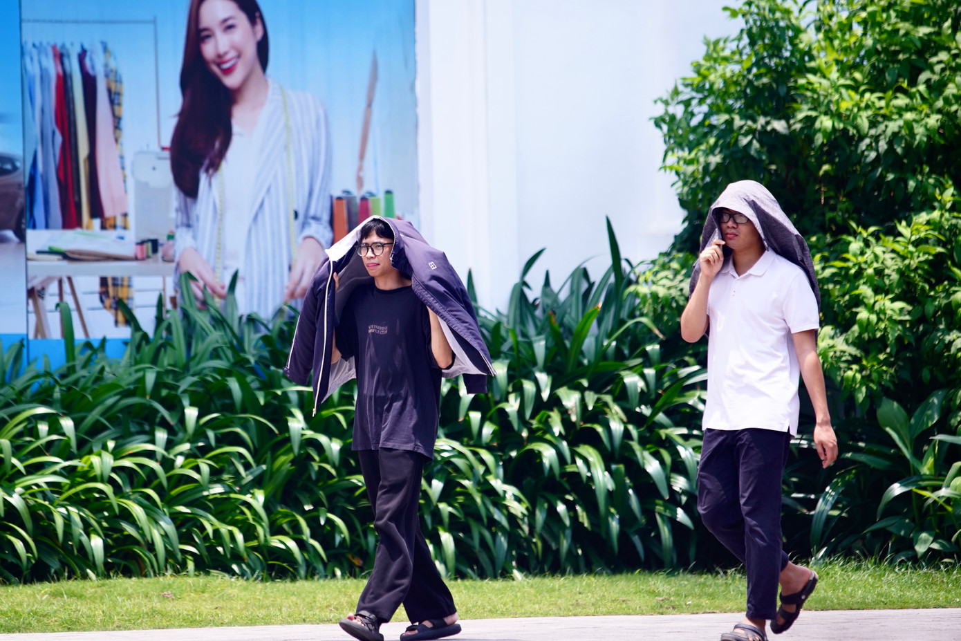 Người dân sử dụng mọi vật dụng có thể để che nắng. Người dân sử dụng mọi vật dụng có thể để che nắng.