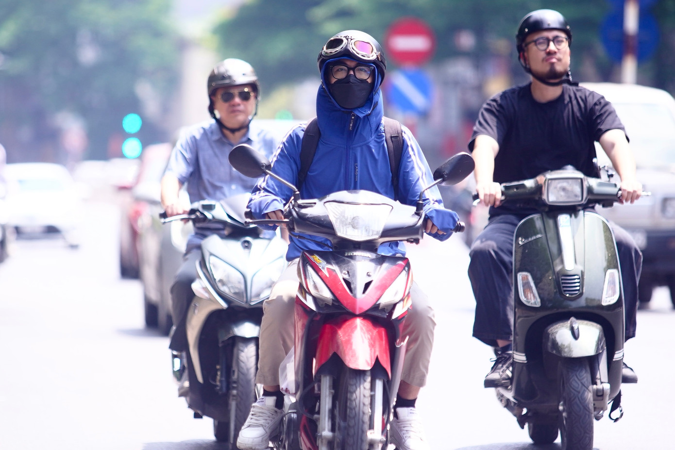 Ghi nhận của PV, để chống chọi với cái nắng oi bức đầu mùa, người dân Thủ đô ra đường với trang phục kín mít từ đầu đến chân bằng áo khoác, áo dài tay, áo chống nắng... Ghi nhận của PV, để chống chọi với cái nắng oi bức đầu mùa, người dân Thủ đô ra đường với trang phục kín mít từ đầu đến chân bằng áo khoác, áo dài tay, áo chống nắng...