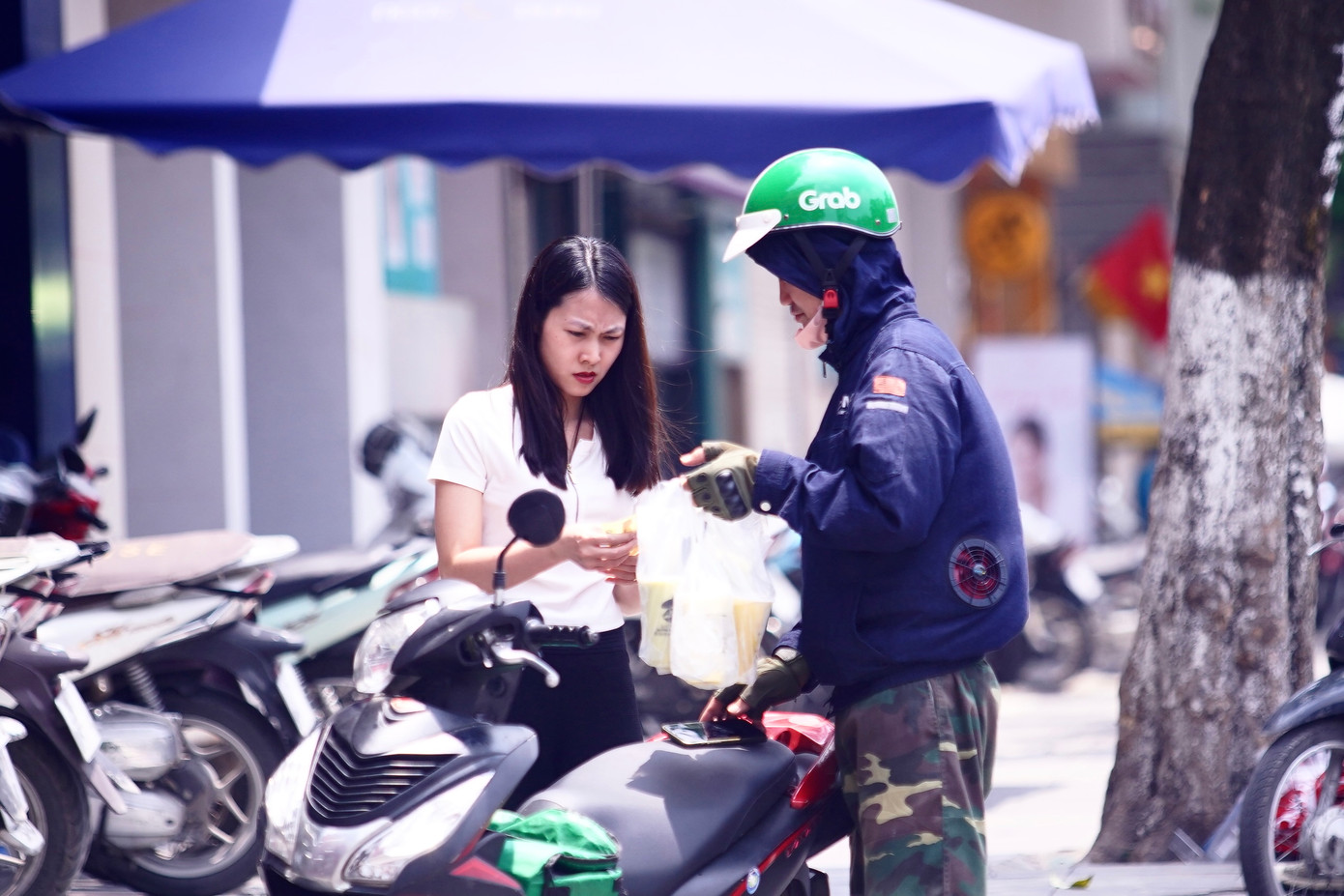 Thay vì ra ngoài ăn trưa, uống nước, nhiều người chọn cách đặt đồ về cơ quan, về nhà. Thay vì ra ngoài ăn trưa, uống nước, nhiều người chọn cách đặt đồ về cơ quan, về nhà.