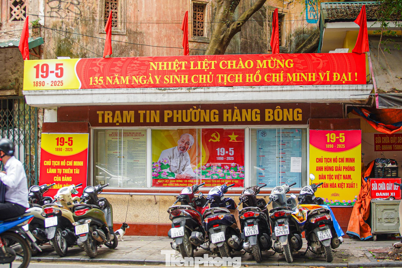 Trạm thông tin phường được trang trí chào mừng 135 năm ngày sinh của Chủ tịch Hồ Chí Minh.