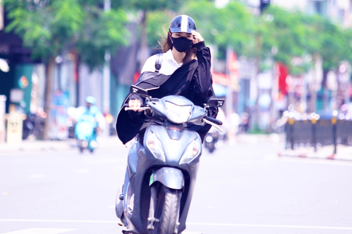 Ghi nhận của PV, để chống chọi với cái nắng oi bức đầu mùa, người dân Thủ đô ra đường với trang phục kín mít từ đầu đến chân bằng áo khoác, áo dài tay, áo chống nắng... Ghi nhận của PV, để chống chọi với cái nắng oi bức đầu mùa, người dân Thủ đô ra đường với trang phục kín mít từ đầu đến chân bằng áo khoác, áo dài tay, áo chống nắng...