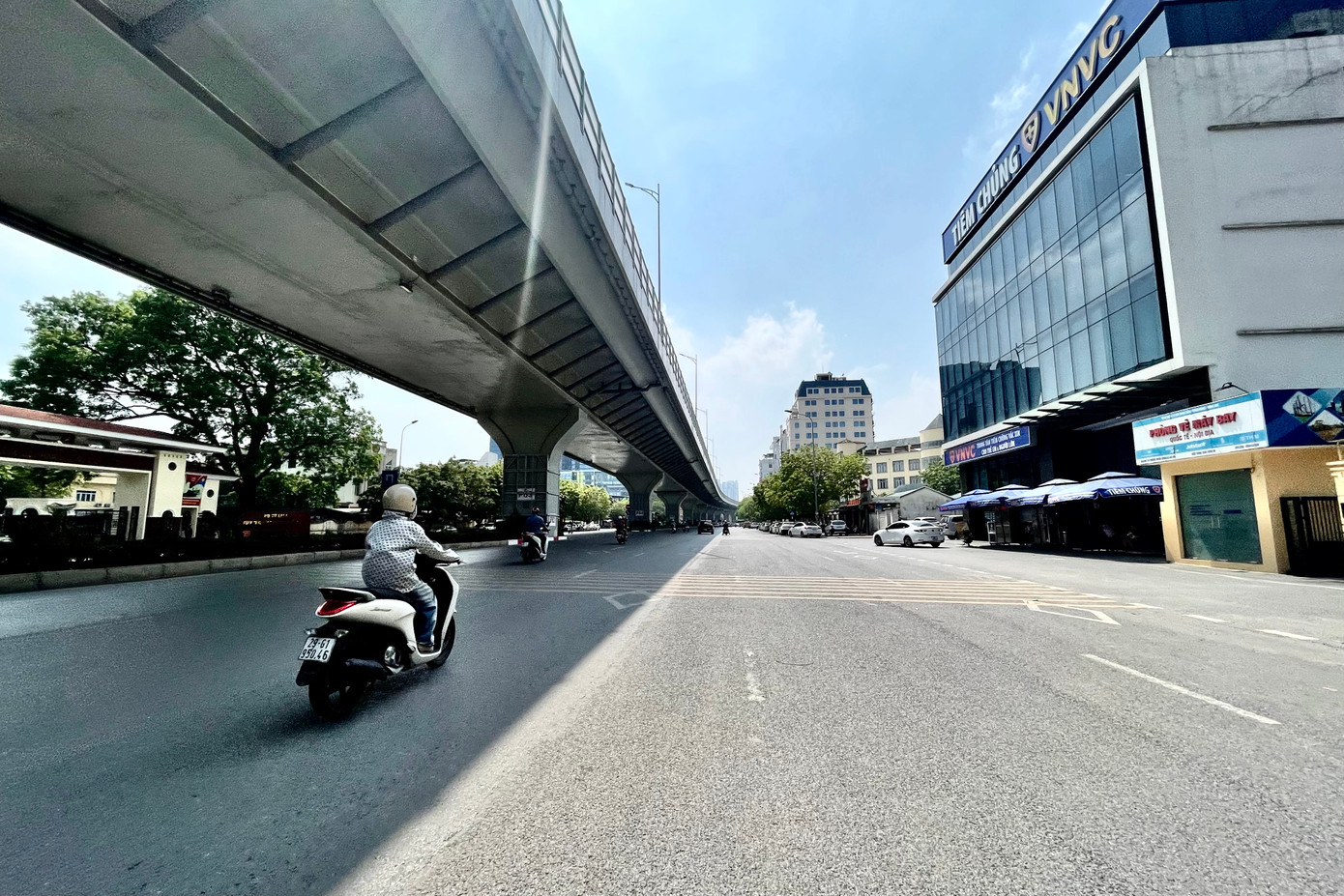 Dưới cái nắng gay gắt, đường Trường Chinh chia thành hai mảng rõ rệt. Dưới cái nắng gay gắt, đường Trường Chinh chia thành hai mảng rõ rệt.