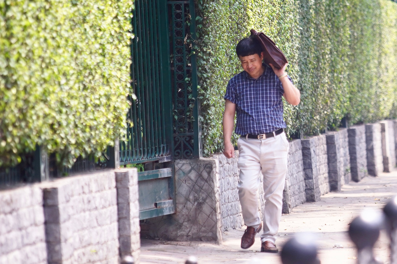 Người dân sử dụng mọi vật dụng có thể để che nắng. Người dân sử dụng mọi vật dụng có thể để che nắng.