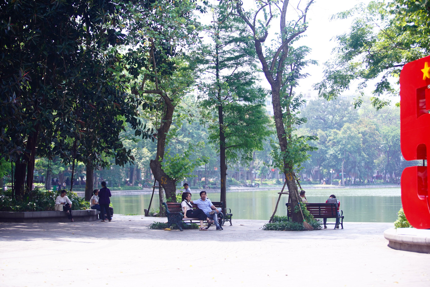 Khu vực hồ Hoàn Kiếm vắng vẻ dưới cái nắng nóng, nhiều người tìm đến bóng cây để giải nhiệt. Khu vực hồ Hoàn Kiếm vắng vẻ dưới cái nắng nóng, nhiều người tìm đến bóng cây để giải nhiệt.