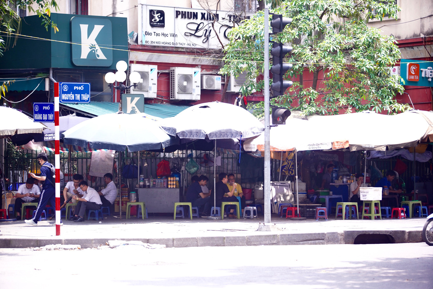 Các cửa hàng, quán nước dùng ô lớn che nắng nhưng vẫn khá vắng khách. Các cửa hàng, quán nước dùng ô lớn che nắng nhưng vẫn khá vắng khách.