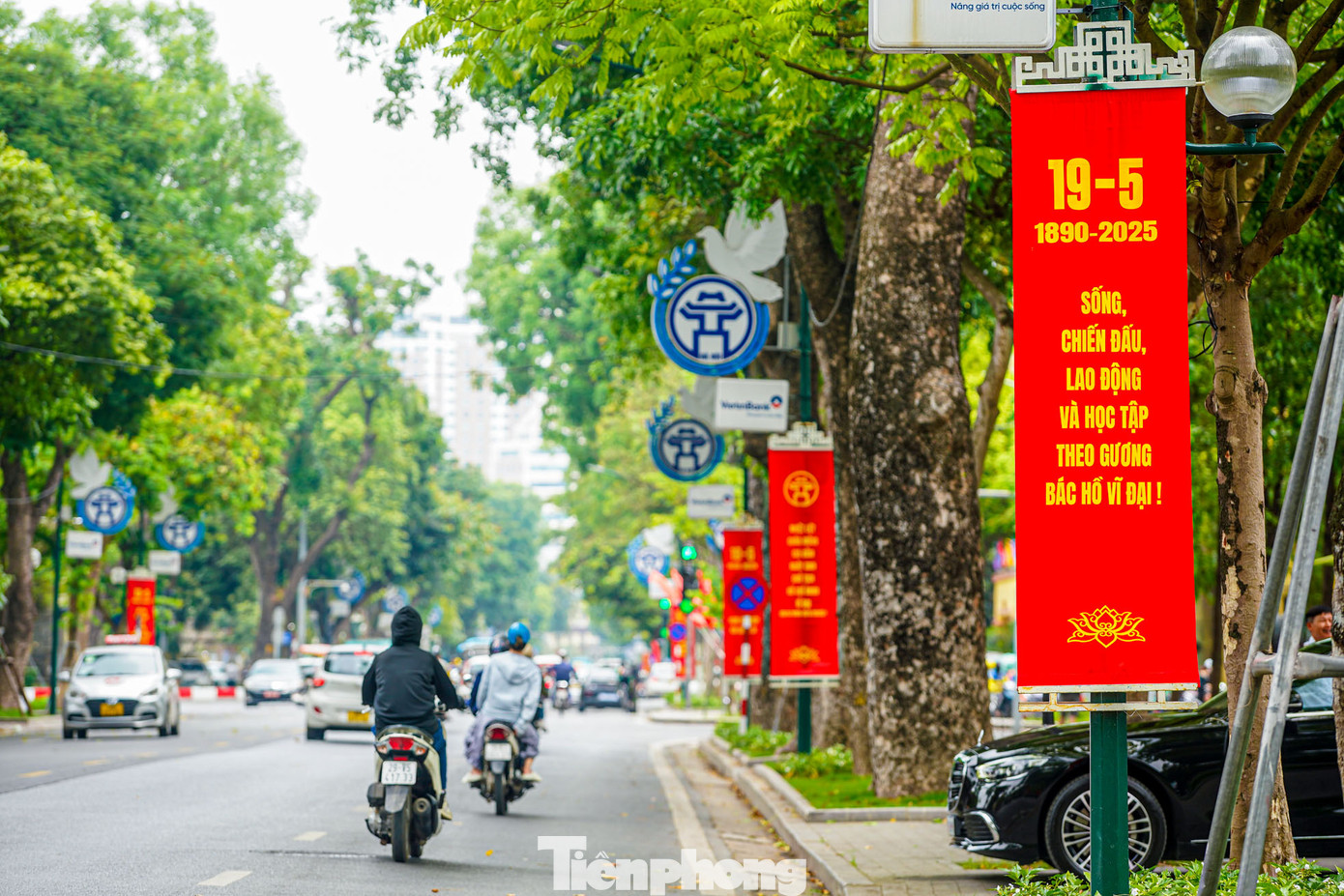 Băng rôn phủ kín đường Điện Biên Phủ.