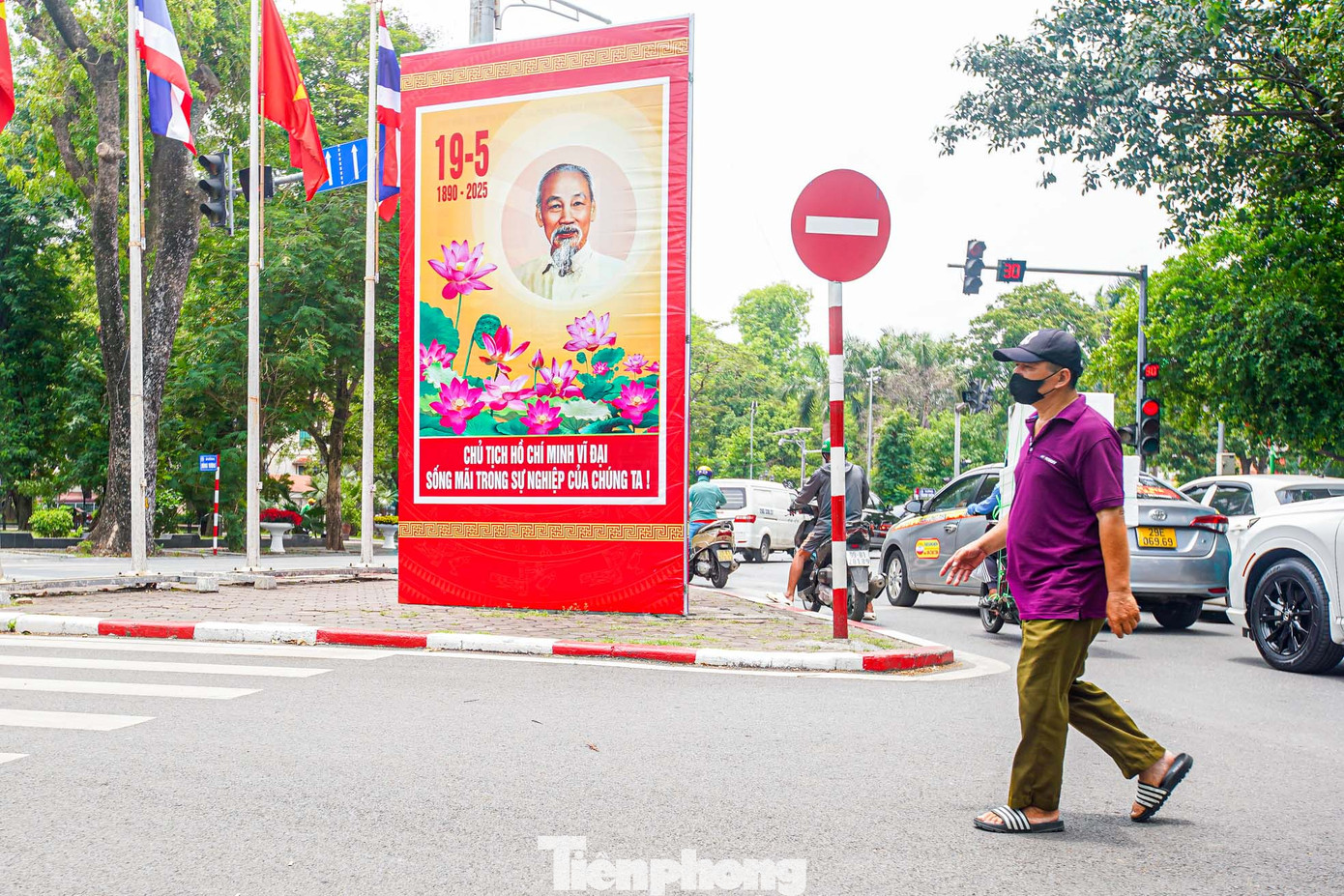 Nhân dịp chào mừng 135 năm ngày sinh của Chủ tịch Hồ Chí Minh (19/5/1890 - 19/5/2025), ghi nhận tại nhiều tuyến phố Thủ đô như Xã Đàn, Chu Văn An, Hoàng Diệu, Phan Đình Phùng, Thanh Niên... đã được trang trí cờ hoa, băng rôn, pano, áp phích rực rỡ.