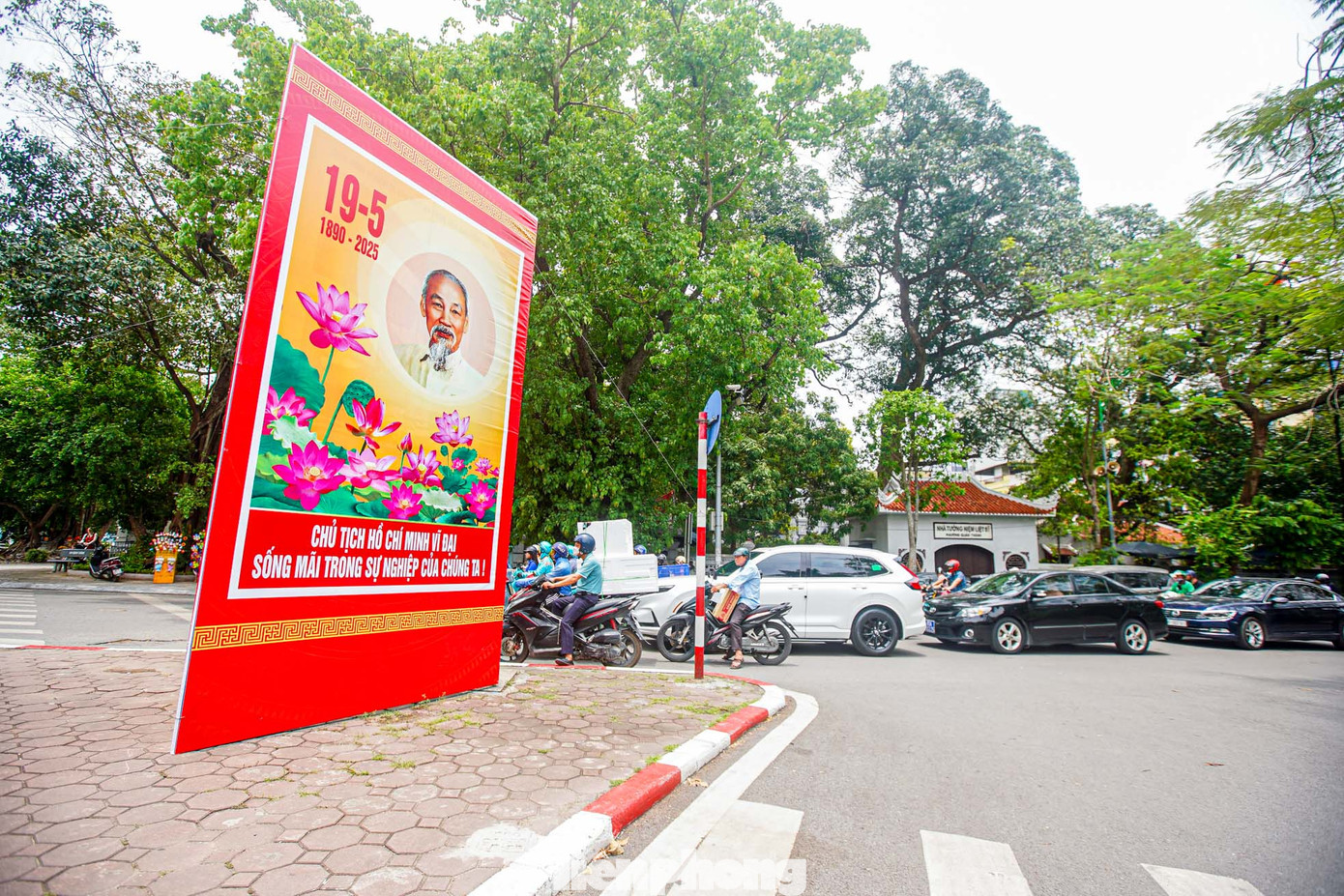 Cụm pano lớn ba mặt được trang trí tại ngã tư đường Thanh Niên - Quán Thánh.