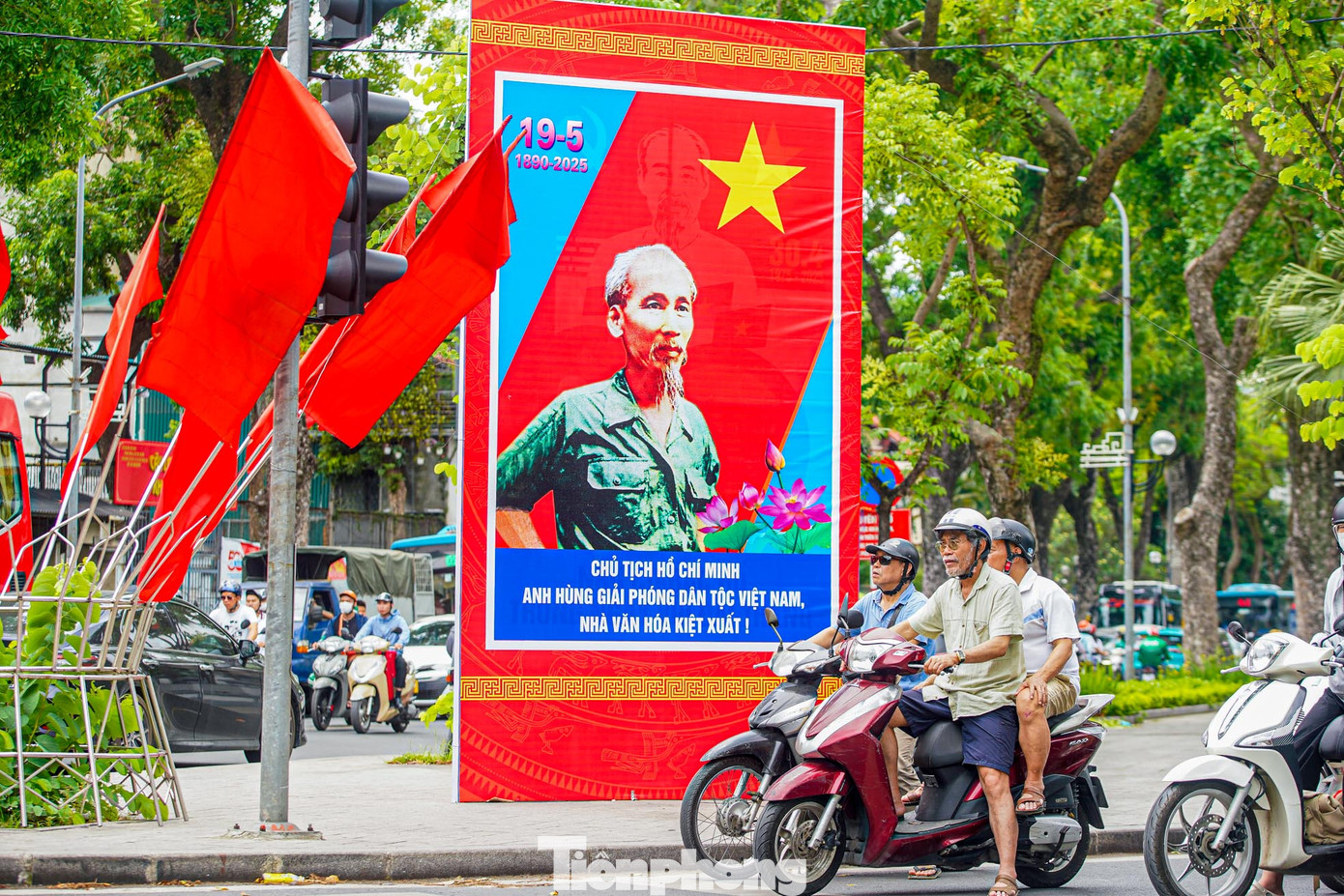Tấm pano 3 mặt được đặt tại ngã tư phố Lê Hồng Phong - Điện Biên Phủ.