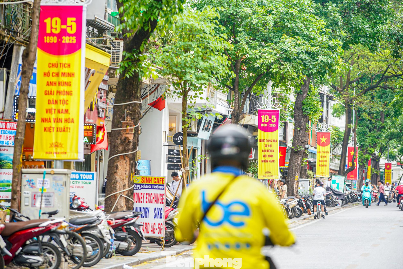 Phố Hàng Trống rực rỡ với hàng băng rôn.