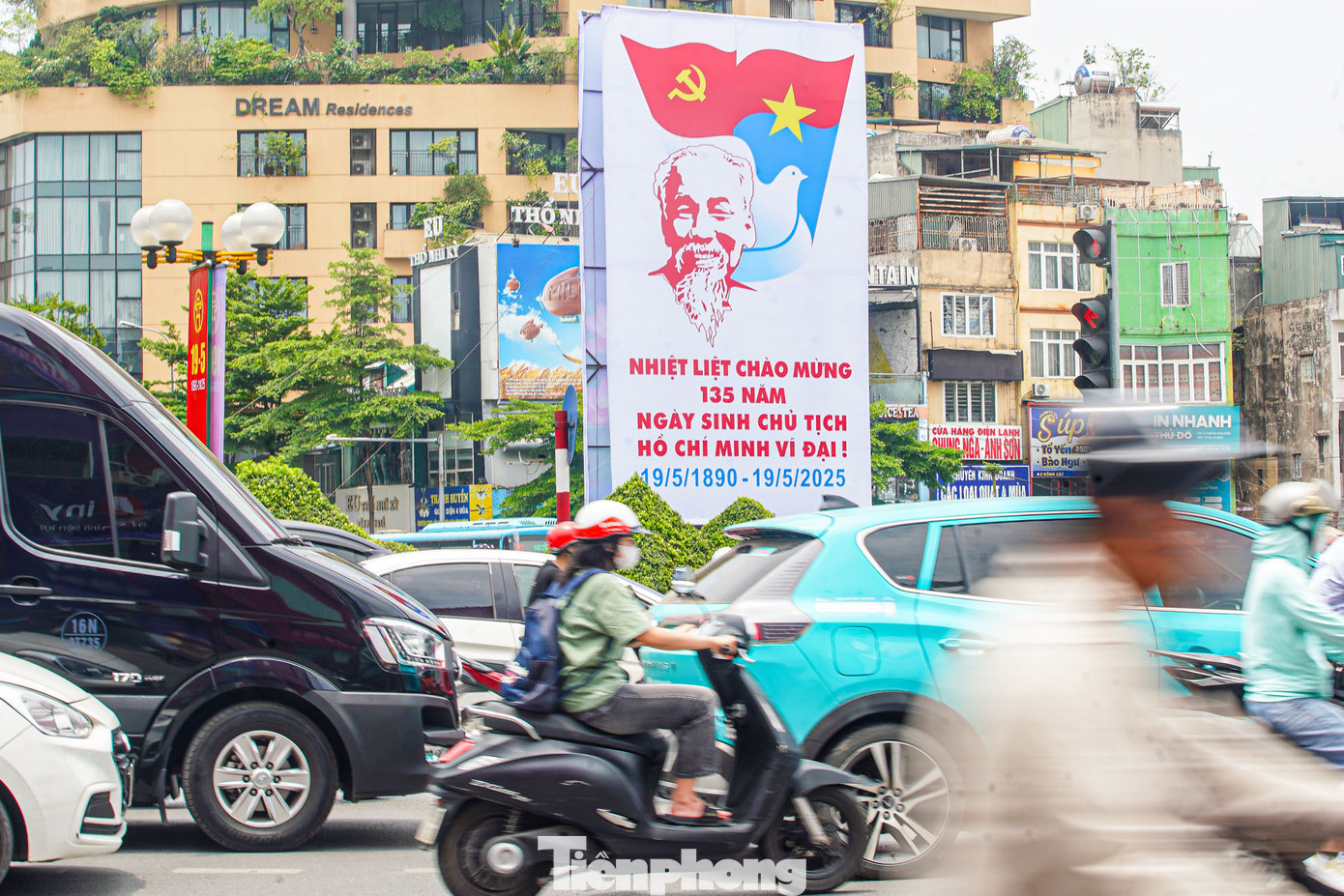 Pano lớn được đặt tại phố Xã Đàn.