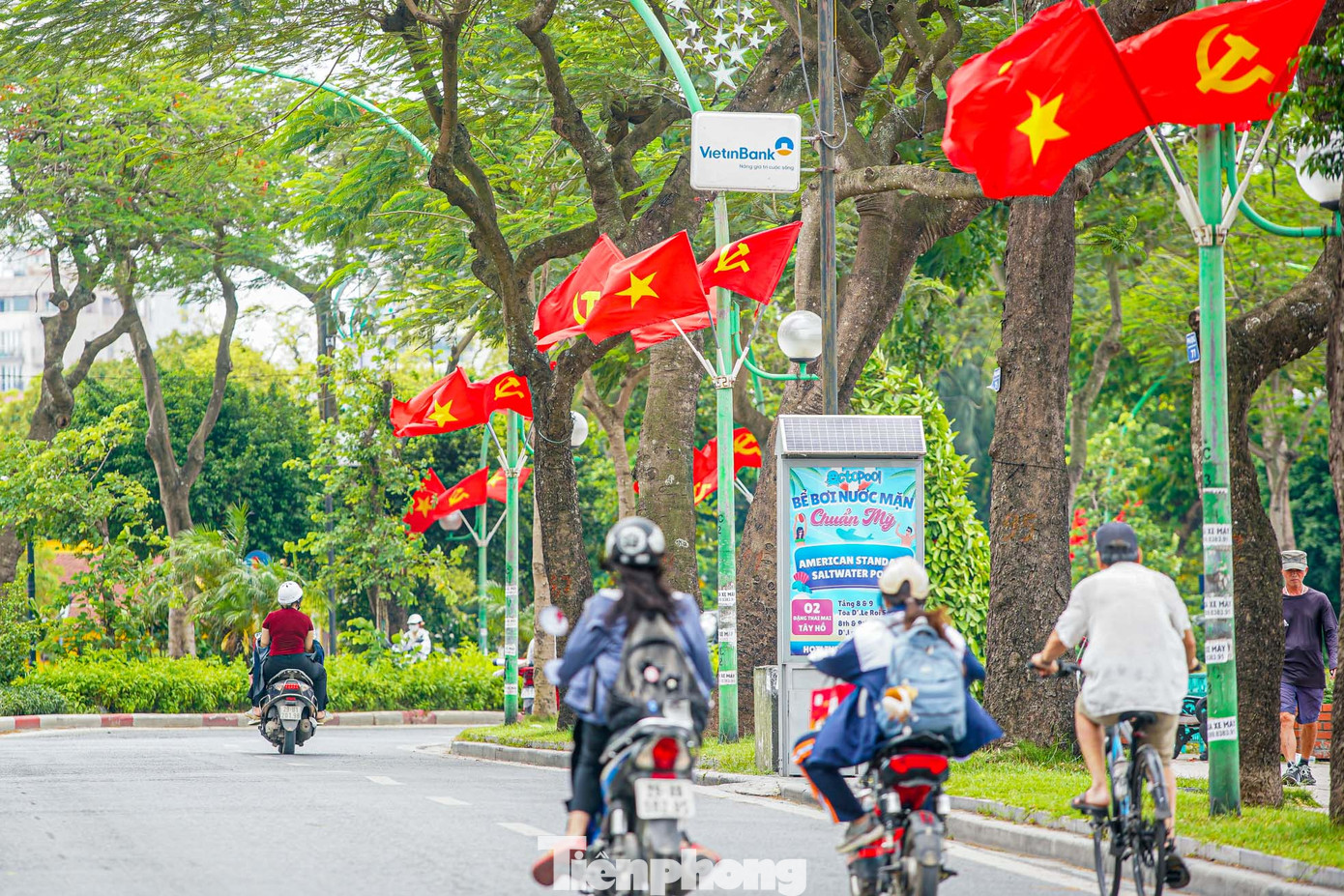 Đường Thanh Niên rực rỡ cờ đỏ sao vàng bay phấp phới.