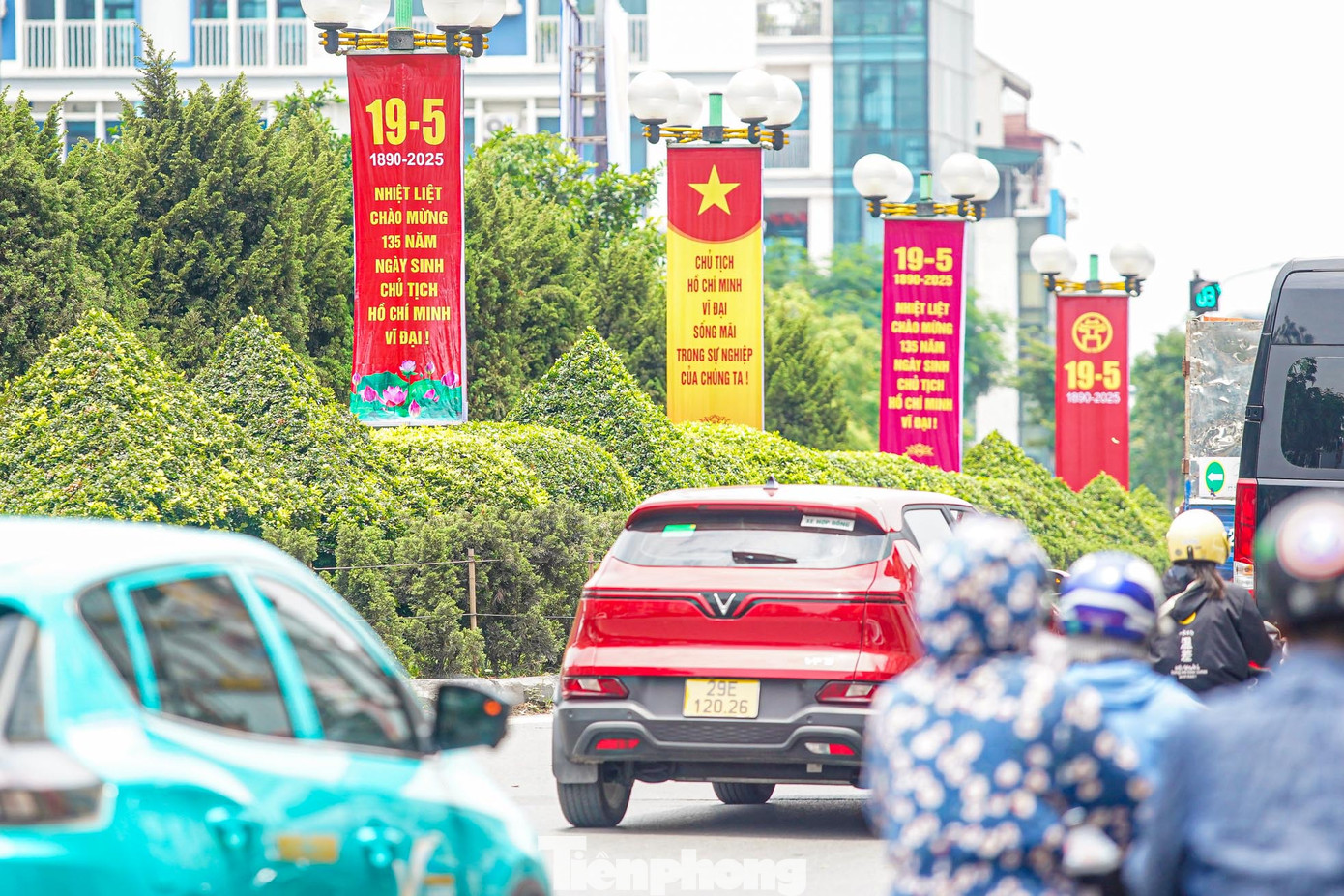 Băng rôn được trang trí đa dạng.