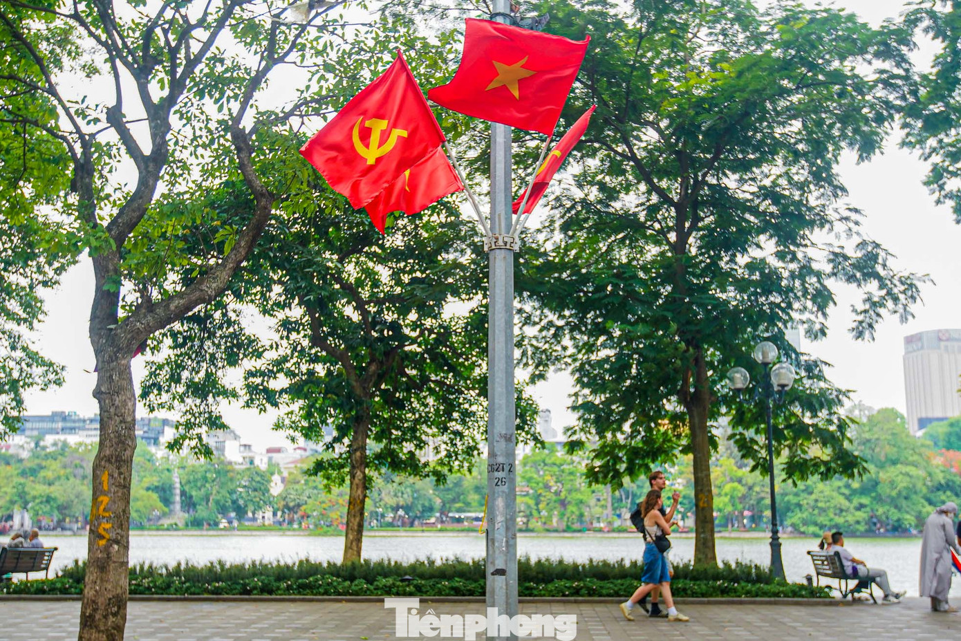 Hà Nội trang trí giá cờ tại xung quanh hồ Hoàn Kiếm.