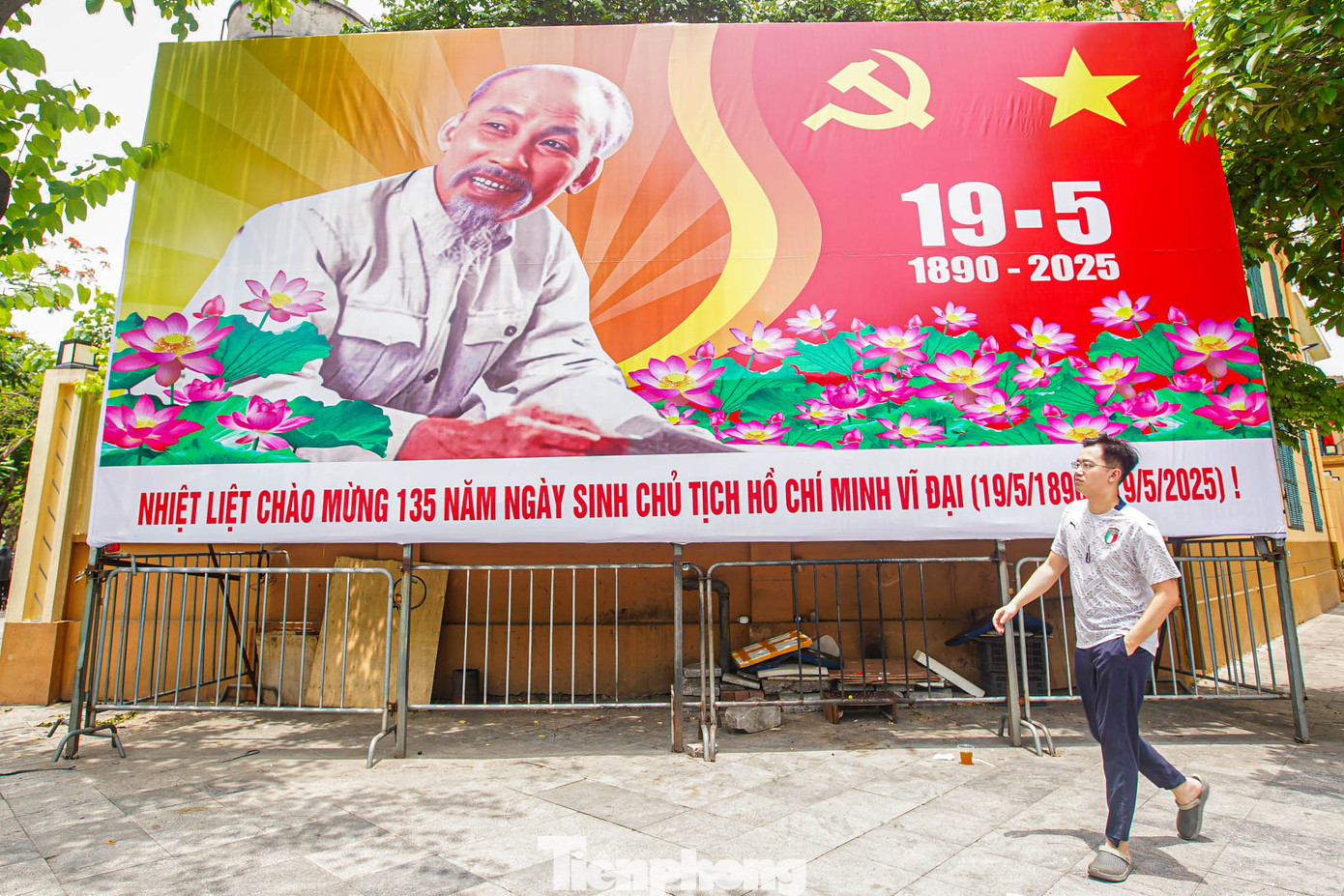 Tấm áp phích lớn được đặt tại phố Chu Văn An.