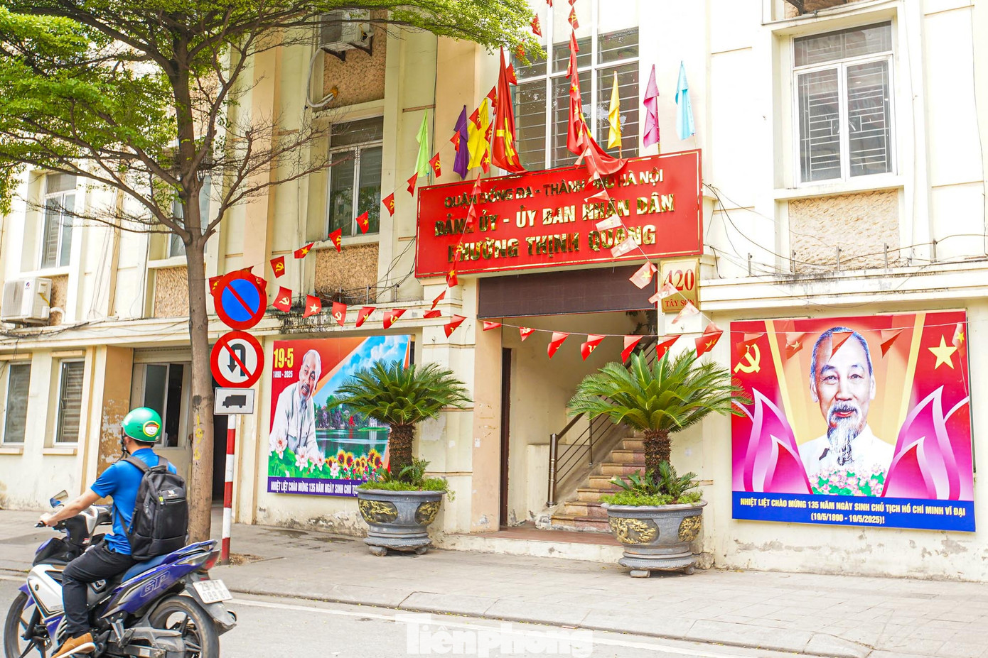 Nhân dịp kỷ niệm 135 năm Ngày sinh Chủ tịch Hồ Chí Minh (19/5/1890 - 19/5/2025), UBND thành phố Hà Nội đề nghị các cơ quan, đơn vị, bệnh viện, trường học và nhân dân trên địa bàn thành phố treo cờ Tổ quốc. Thời gian treo cờ từ ngày 18/5/2025 đến hết ngày 20/5/2025.