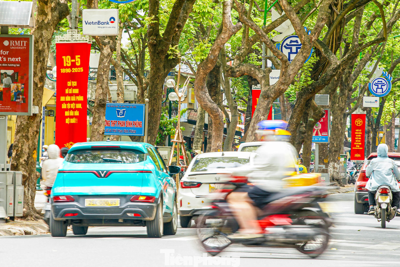 Hàng nghìn tấm băng rôn đỏ treo dọc các tuyến đường chính như Phan Đình Phùng, Hoàng Diệu, Điện Biên Phủ...