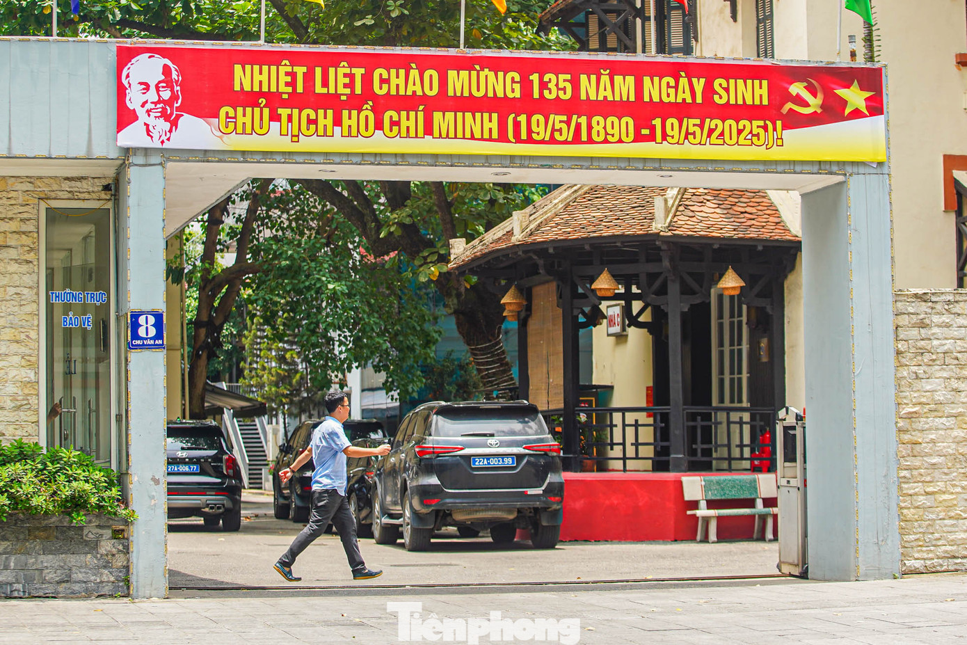 Các trụ sở cơ quan đồng loạt treo băng rôn, pano, áp phích...