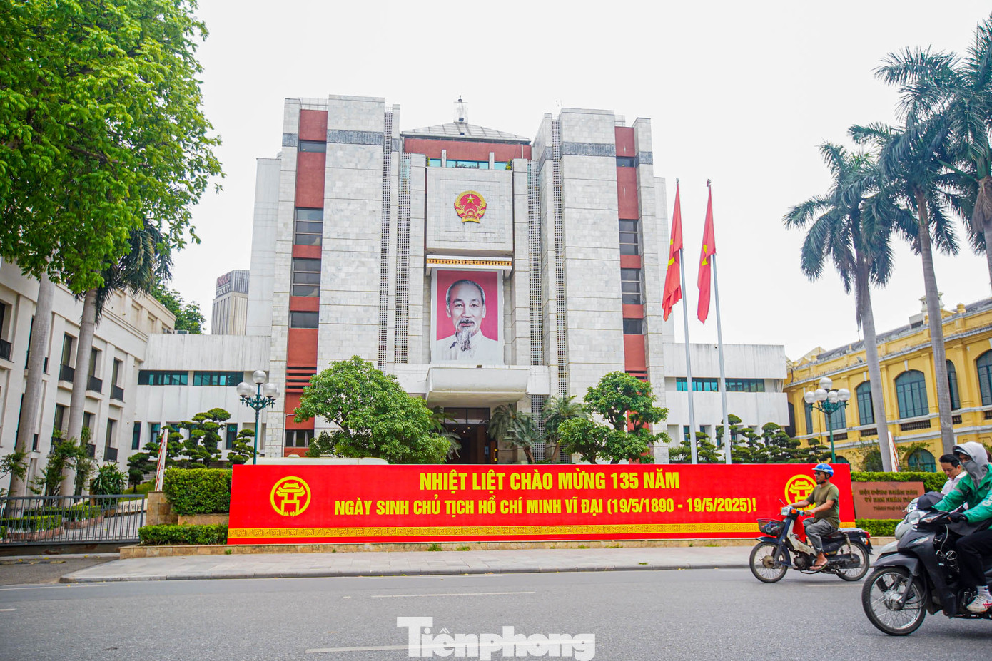 Áp phích lớn được đặt trước trụ sở UBND Thành phố Hà Nội.