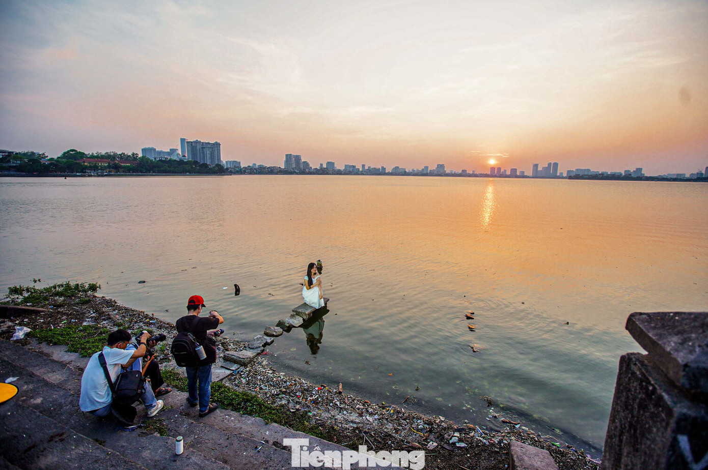 Một thiếu nữ chuẩn bị trang phục, phụ kiện và chọn vị trí thuận lợi nhất để chụp hình.