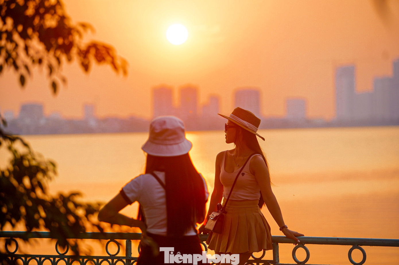 Hoàng hôn diễn ra không lâu nên người dân và du khách tranh thủ ghi lại khoảnh khắc tuyệt đẹp này trong dịp lễ.