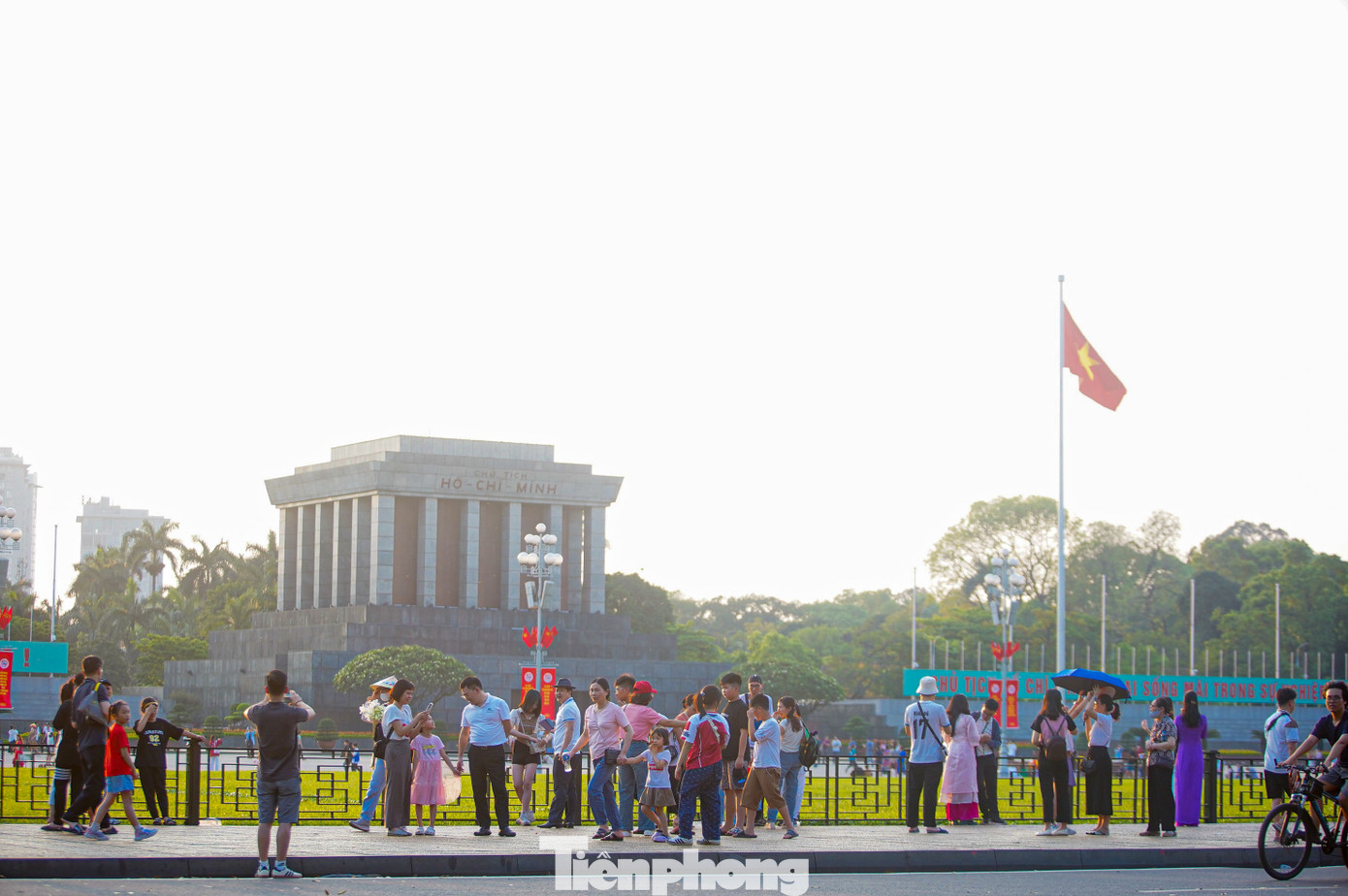 Khá đông người dân và du khách đến Quảng trường Ba Đình vào chiều ngày nghỉ lễ 30/4 - 1/5.