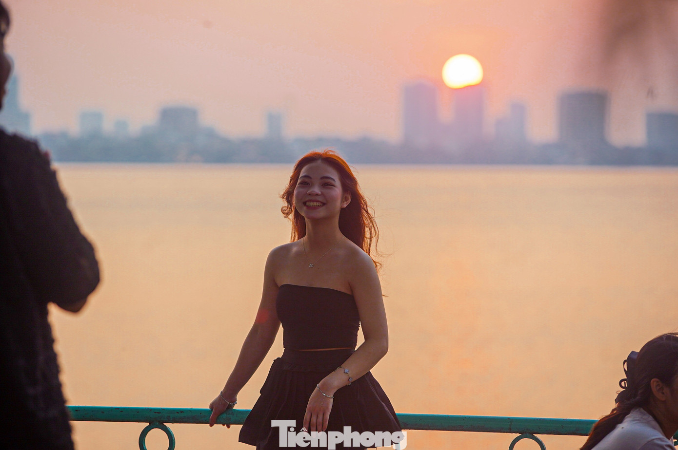 "Những bóng hồng" tạo dáng với hoàng hôn.