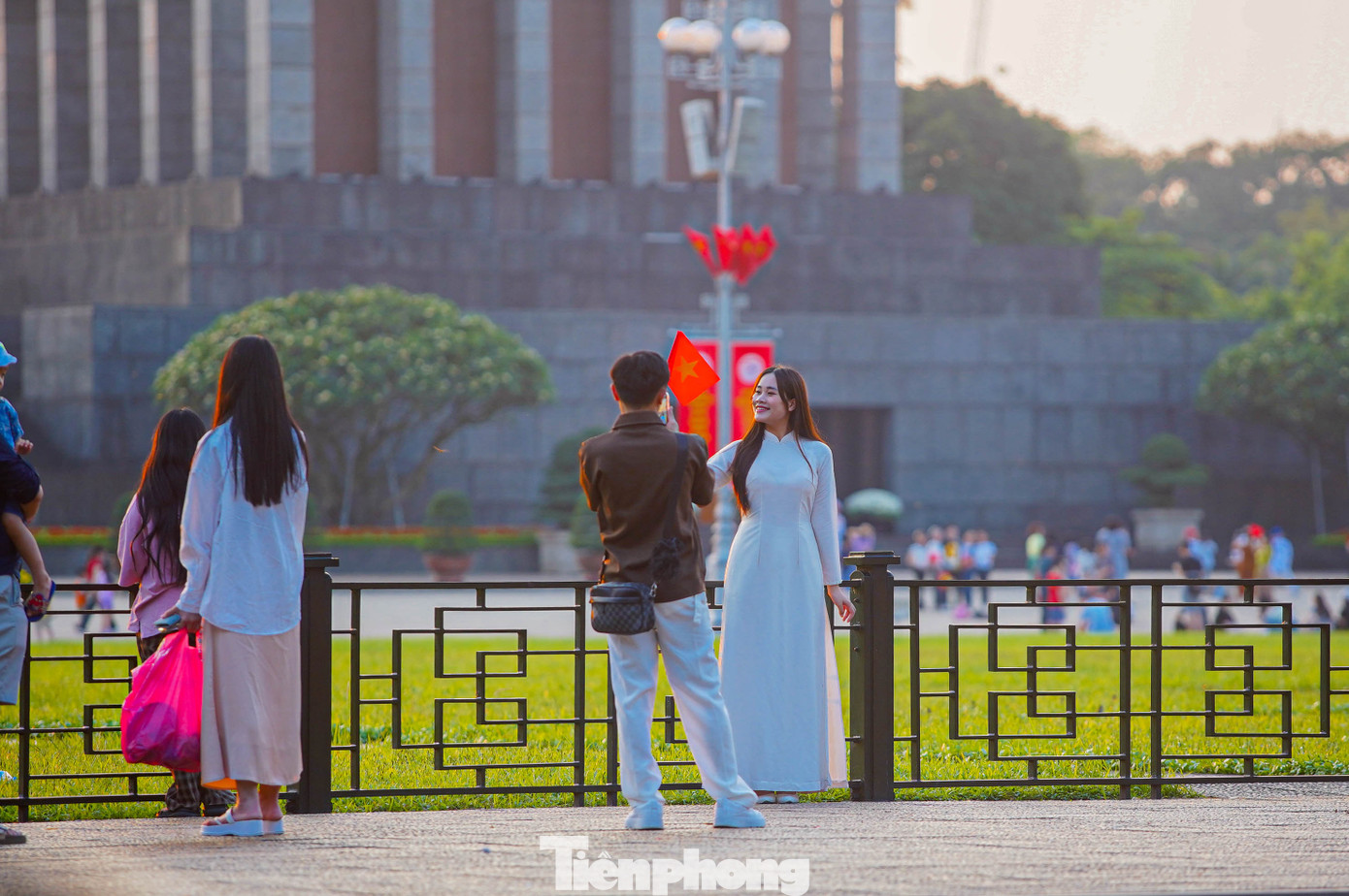 Dưới ánh nắng hoàng hôn, nhiều khoảnh khắc đẹp đã được lưu lại tại Quảng trường Ba Đình