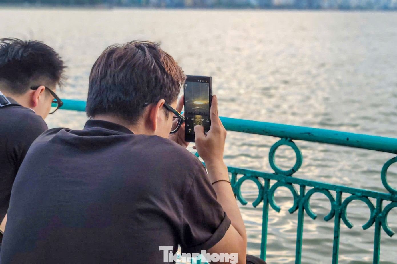 Mỗi người chọn một cách ghi lại khoảnh khắc hoàng hôn.