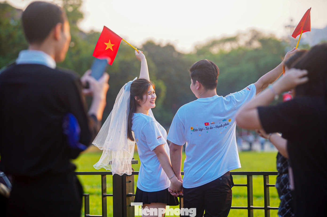 Dưới ánh nắng hoàng hôn, nhiều khoảnh khắc đẹp đã được lưu lại tại Quảng trường Ba Đình