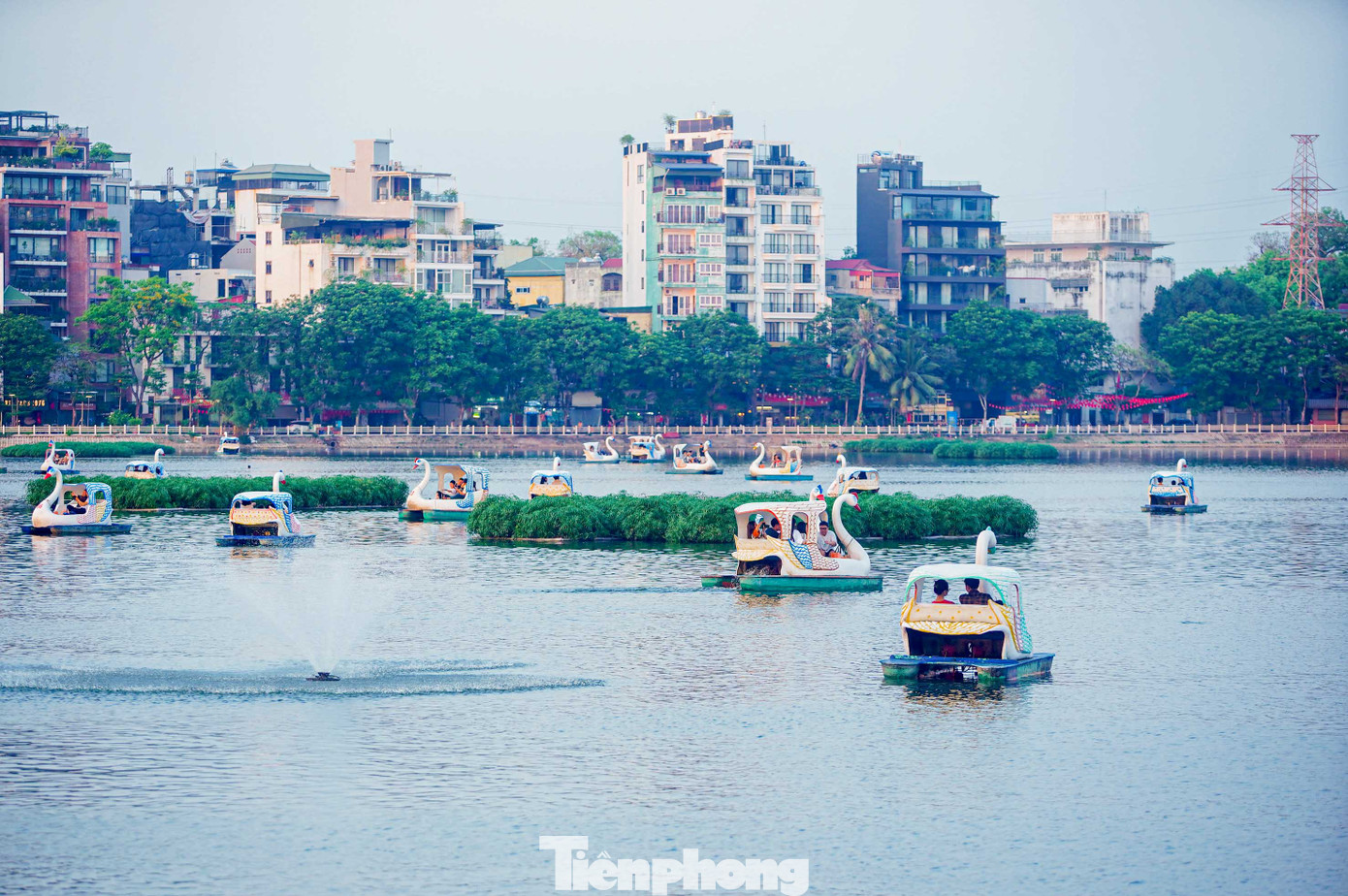 Dịch vụ đạp vịt khu vực hồ Trúc Bạch, ngay sát hồ Tây hút khách dịp lễ.