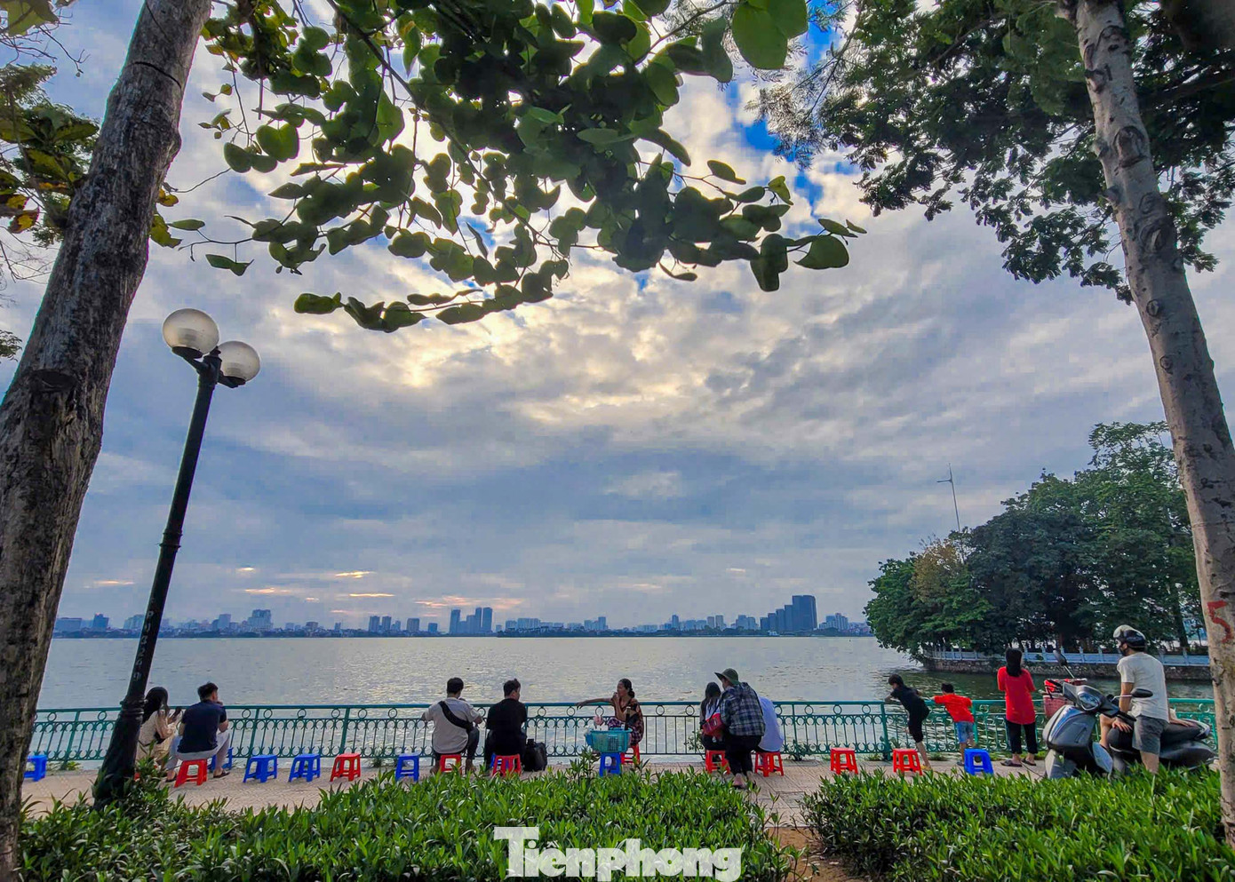 Ngay từ 17h, nhiều người đã tìm đến khu vực vỉa hè đường Thanh Niên, ngay sát hồ Tây, một trong những điểm ngắm hoàng hôn tuyệt đẹp ở Hà Nội.