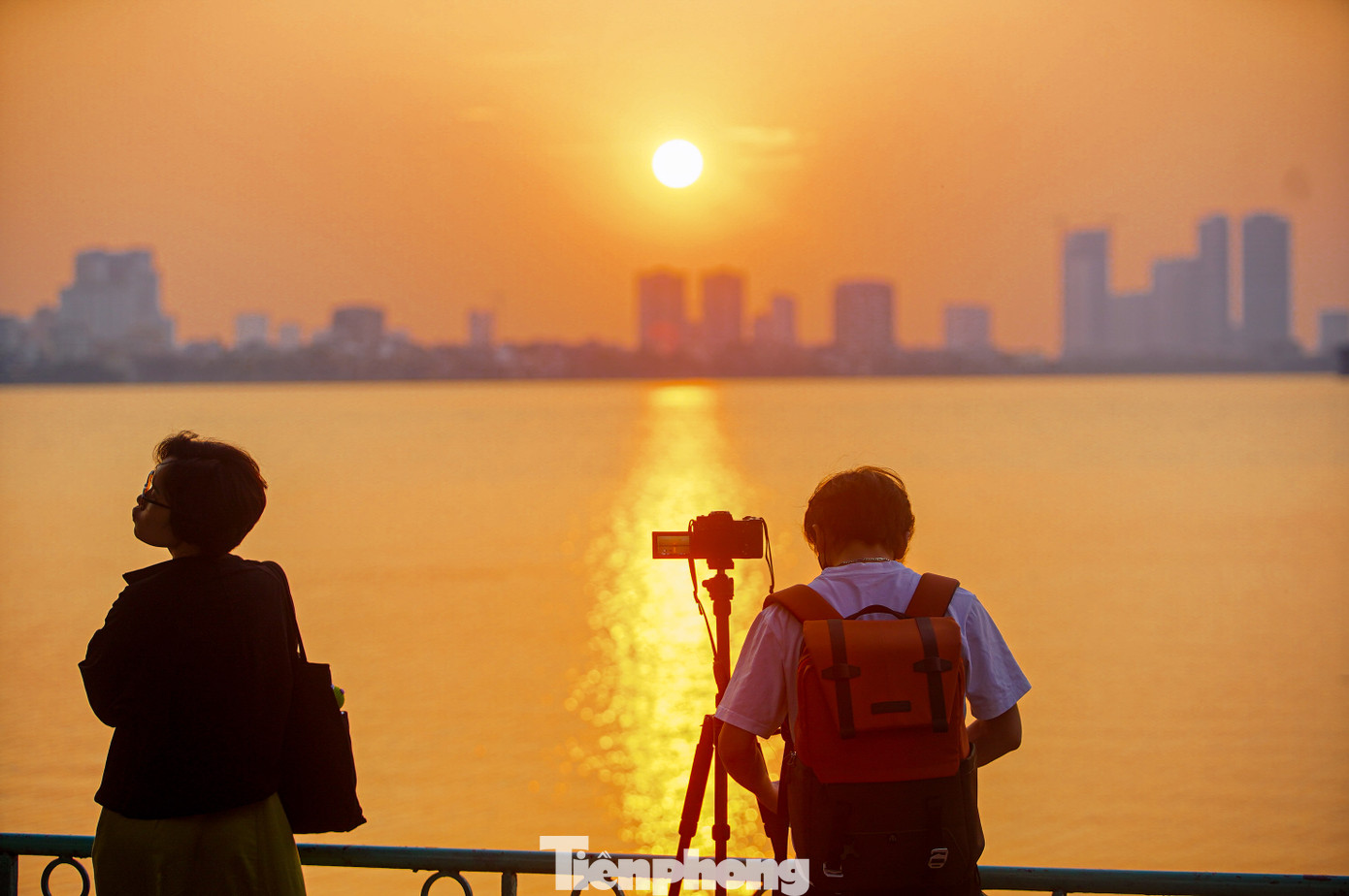 Hoàng hôn Hồ Tây thu hút nhiều nhiếp ảnh gia, quay phim đến chiêm ngưỡng.
