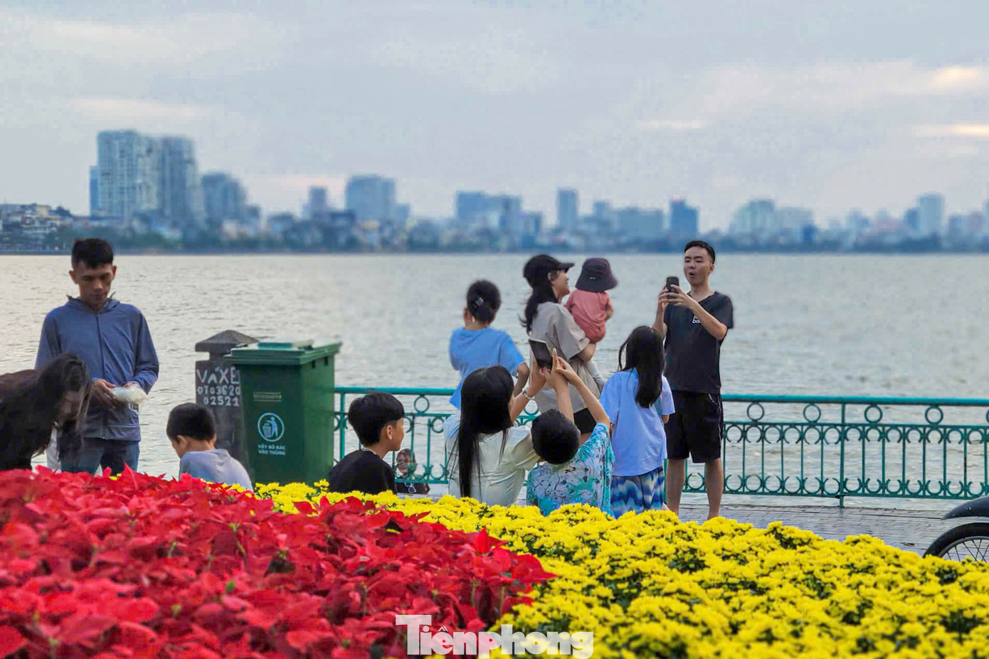 Theo Trung tâm Dự báo Khí tượng Thủy văn Quốc gia, ngày 2/5, thời tiết tại khu vực Hà Nội và các tỉnh miền Bắc tiếp tục duy trì trạng thái tương đối ổn định. Trời có mây, ban ngày nắng nhẹ, thích hợp cho các hoạt động ngoài trời trong kỳ nghỉ lễ.