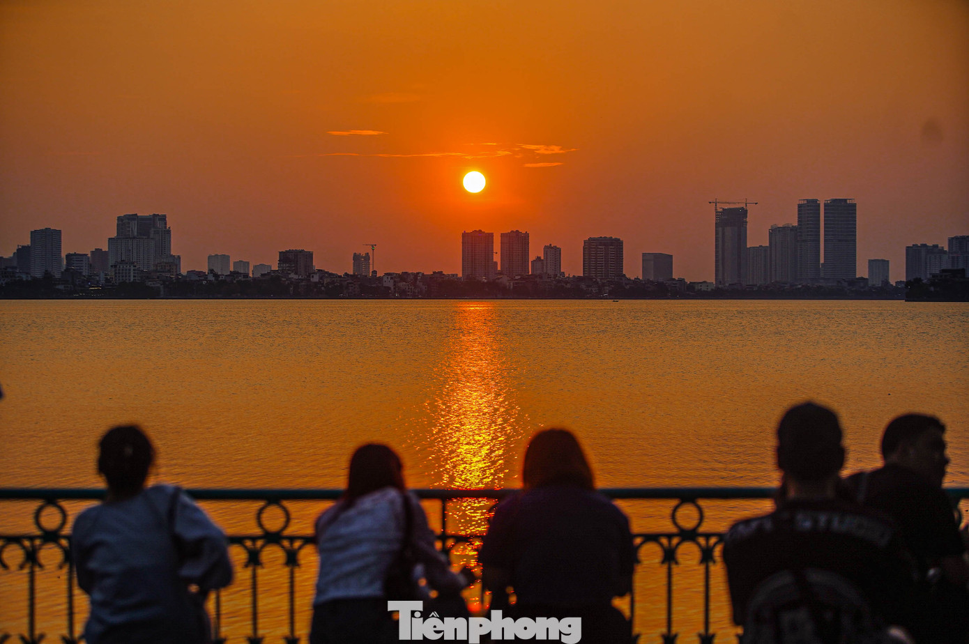 Nhiều bạn trẻ chia sẻ, việc ngắm hoàng hôn như một cách thư giãn trong những ngày nghỉ lễ, trước khi quay lại guồng quay công việc.