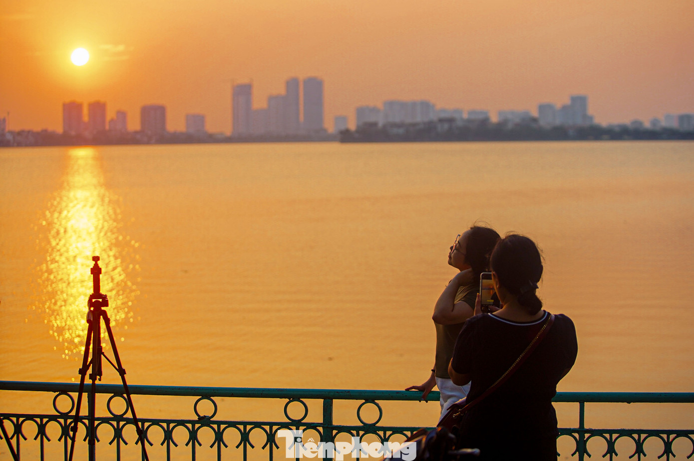 Hoàng hôn diễn ra không lâu nên người dân và du khách tranh thủ ghi lại khoảnh khắc tuyệt đẹp này trong dịp lễ.