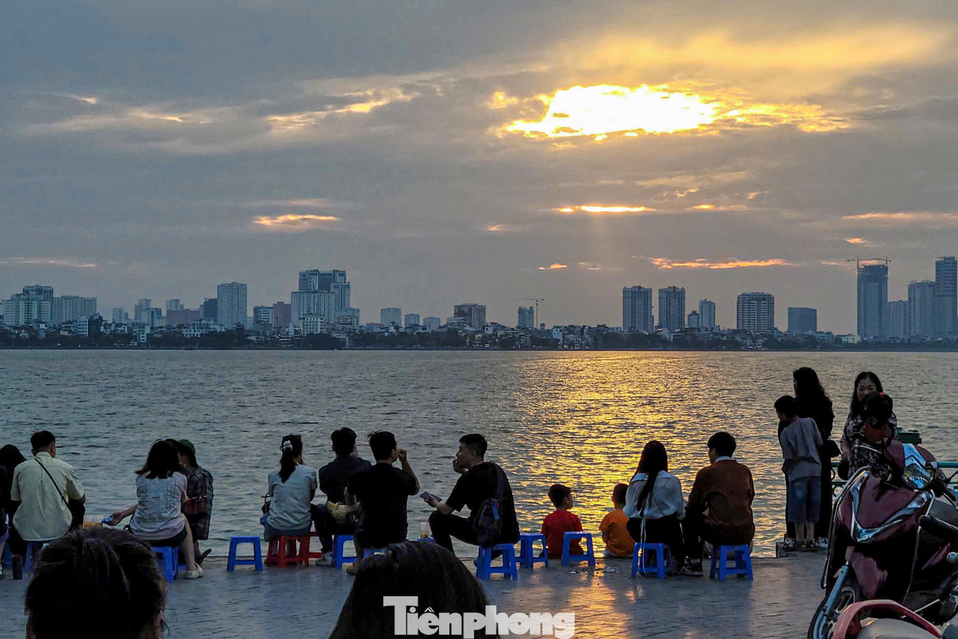 Ghi nhận của PV, trong chiều ngày nghỉ thứ 3 của kỳ nghỉ lễ 30/4 - 1/5, rất nhiều người dân và du khách đã đổ về khu vực Hồ Tây để dạo bước, đạp vịt, đạp xe...và đặc biệt là "săn" khoảnh khắc hoàng hôn đầu hè.