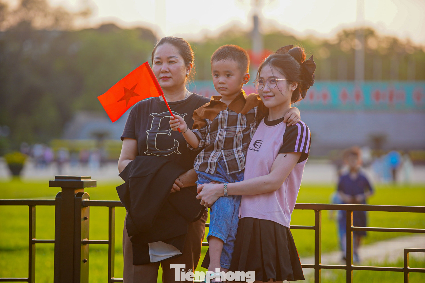 Dưới ánh nắng hoàng hôn, nhiều khoảnh khắc đẹp đã được lưu lại tại Quảng trường Ba Đình