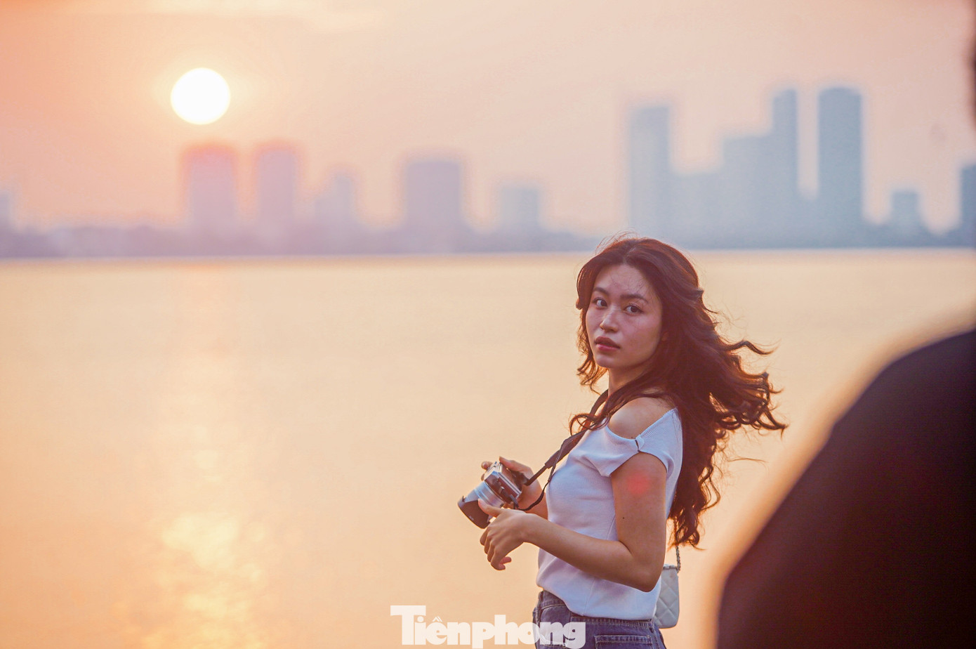 "Những bóng hồng" tạo dáng với hoàng hôn.